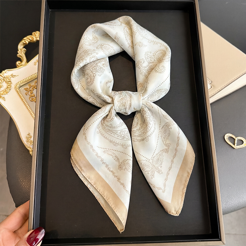 ヴィンテージベージュペイズリープリントスクエアスカーフサテン - Silk Neck Scarf のレビューと価格